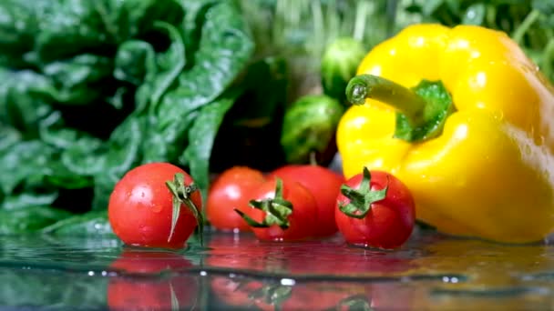 Water Stream Wash Vegetables Splashing Bell Pepper Strainer Closeup Slow — Stock Video