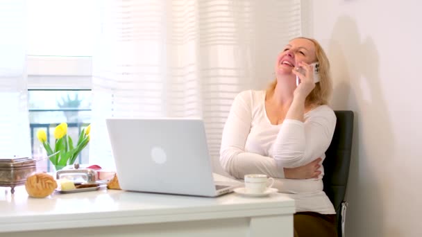 Mujer Adulta Mediana Edad Que Trabaja Ordenador Hablando Por Teléfono — Vídeos de Stock