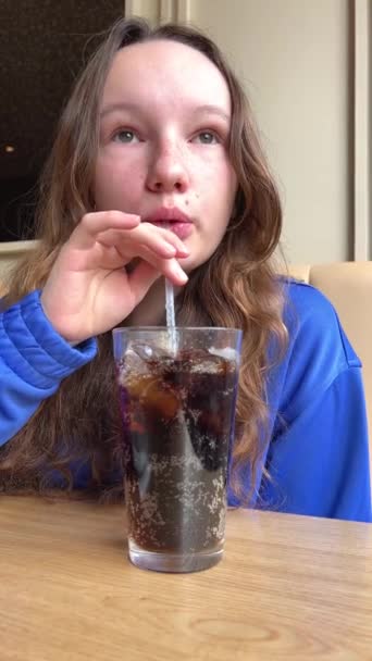 Jovem Caucasiana Desfrutando Uma Bebida Com Palha Beber Cola Refrigerante — Vídeo de Stock