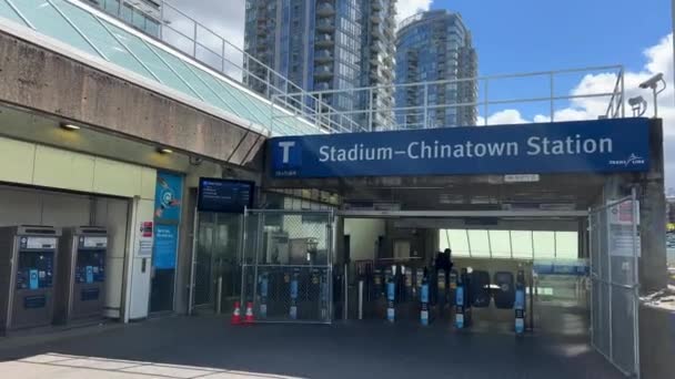Skytrain Parar Vancouver Estádio Chinatown Station Pessoas Entram Céu Azul — Vídeo de Stock
