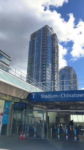 Zastávka Mrakodrap Vancouveru Stadium Chinatown Stanice Lidé Vstupují Modré Nebe — Stock video