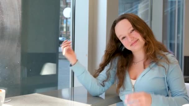 Güzel Genç Bir Kadının Portresi Evdeki Pencerenin Kenarında Bir Fincan — Stok video