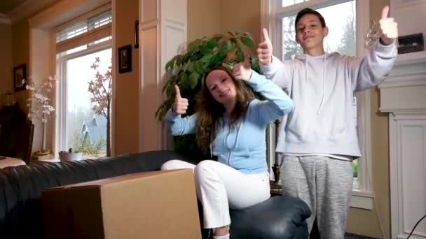 Έφηβος Ευχαριστημένος Την Παράδοση Δείχνει Αντίχειρες Μέχρι Παιχνίδι Σπρώξιμο Βάλει — Αρχείο Βίντεο