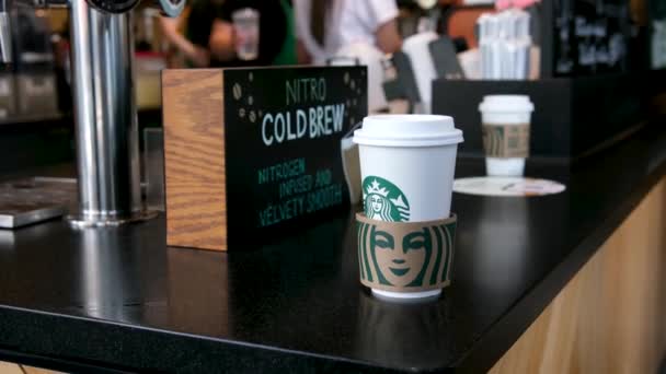 Vancouver Kanada Starbucks Beyaz Önlüklü Maskeli Kadınların Arkasında Çeşitli Içeceklerden — Stok video