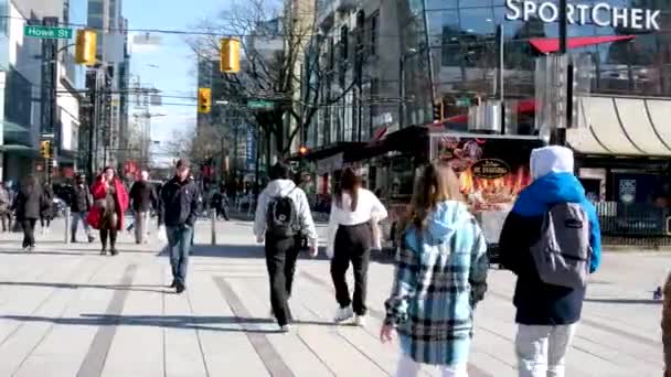 Vancouver Kanada 2023 Ludzie Chodzący Przechodzący Przez Ulicę Centrum Vancouver — Wideo stockowe
