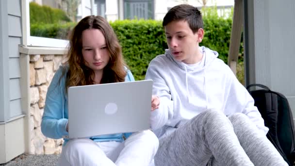 아이를 이해하지 못하는 놀라움의 감정은 아이가 인터넷을 하면서 재미있는 청소년들을 — 비디오