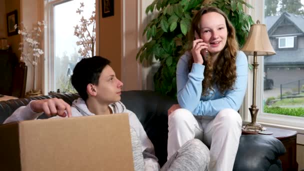 Dívka Volá Telefon Mluví Line Dodání Blízkosti Chlapce Box Tmavý — Stock video