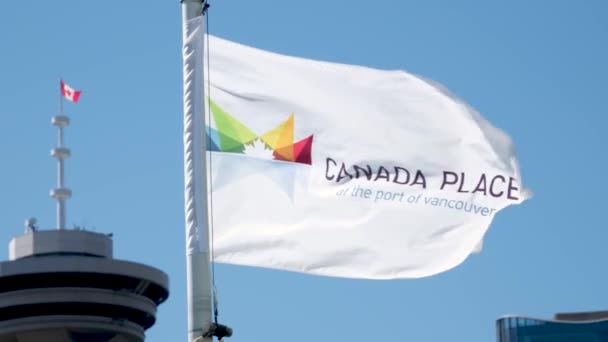 カナダ国旗掲揚 カナダバンクーバーのダウンタウンの場所と商業ビル晴れた夏の日に水から見た カナダのブリティッシュコロンビア州 高品質の写真 — ストック動画