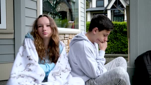 Zášť Chlapci Dospívající Dívce Psychologické Problémy Dospívání Děti Sedět Zády — Stock video