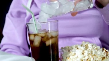 Soğuk demlenmiş kahveyi buzun üzerine döküyorum. Buzlu latte yapıyorum. Buzlu ve sütlü soğuk bira. Yüksek kalite 4k görüntü