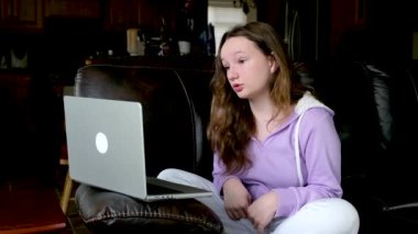 Cep telefonlu mutsuz Hintli genç kız kendini yalnız ve üzgün hissediyor, sanal ortamda kabadayılık taslıyor oturma odasında oturuyor. Stresli genç, internet istismarına maruz kalıyor