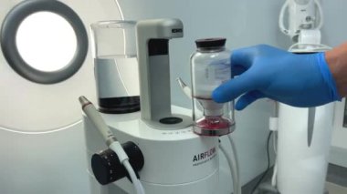 Tartar temizleme taşları ve plaktan diş temizleme cihazı beyaz arka plan dişçiliğinin en yeni icadı Hava akışı Vinnitsa Salonu 26.12.2022