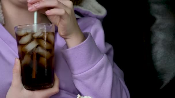 Una Chica Sienta Sofá Vierte Una Cola Vaso Imágenes Alta — Vídeos de Stock