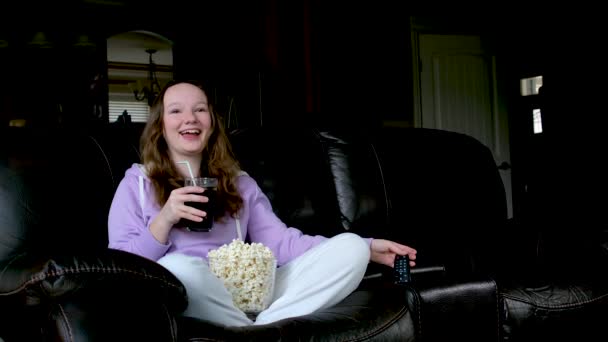 Junges Mädchen Teenager Trinken Aus Einem Strohhalm Aus Glas Trinken — Stockvideo