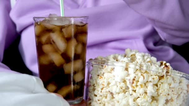 Full Glass Ice Drink Stirred Straw Close Female Hand Popcorn — Stock Video