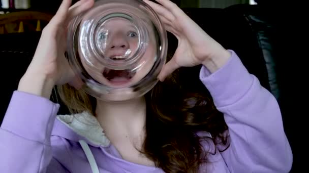 Menina Brincando Com Garrafa Vidro Adolescente Menina Olhando Através Dele — Vídeo de Stock