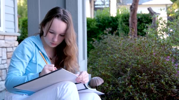 Adolescente Sentada Alpendre Casa Mãos Com Lápis Branco Grande Sketchbook — Vídeo de Stock