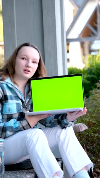 Młoda Ładna Studentka Znudzona Pracowała Swoim Laptopie Czarnej Koszuli Odizolowanej — Wideo stockowe
