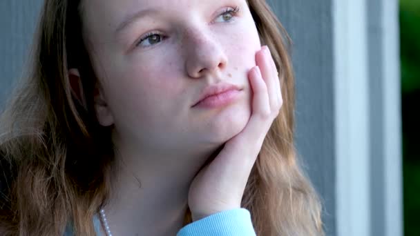 Menina Adolescente Inclinando Braço Triste Pensamento Pensativo Sorrindo Segurando Lápis — Vídeo de Stock
