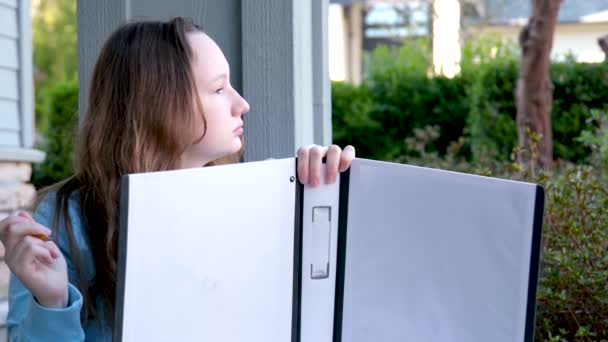 Dziewczyna Rysuje Ołówkiem Dużym Notebooku Notebooki Filmowanie Kraju Dom Butelka — Wideo stockowe