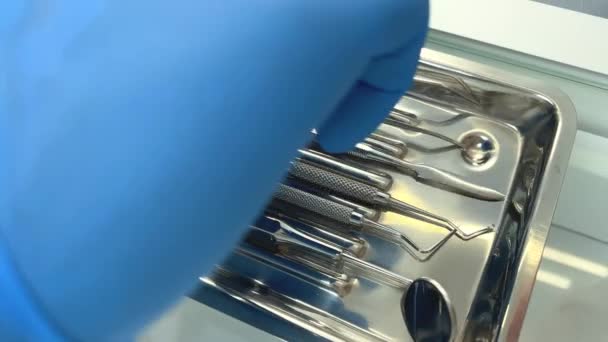 Επαγγελματικά Οδοντιατρικά Εργαλεία Αποστειρωμένο Ιατρικό Φως Εργαλεία Οδοντιατρικής Λάβει Χέρι — Αρχείο Βίντεο