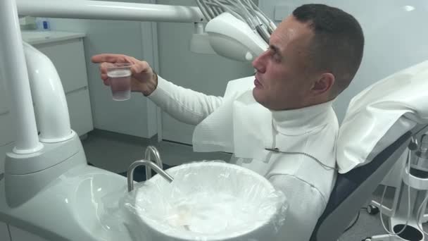 Close Homem Casa Banho Usando Elixir Bucal Conceito Cuidados Dentários — Vídeo de Stock