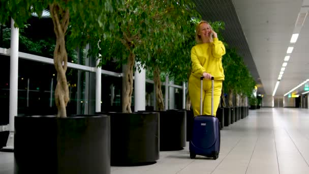Mulher Turista Roupas Casuais Usando Smartphone Escada Rolante Terminal Aeroporto — Vídeo de Stock