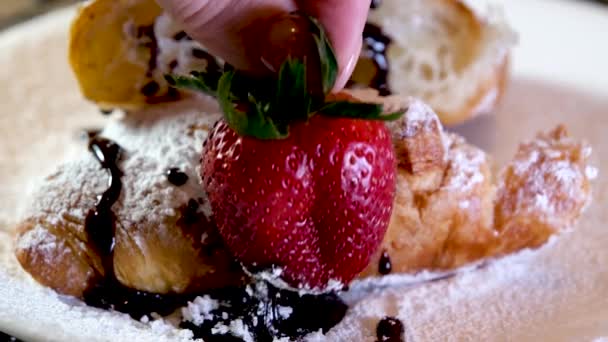 Primer Plano Croissant Espolvoreado Con Azúcar Polvo Con Fresas Hojas — Vídeo de stock