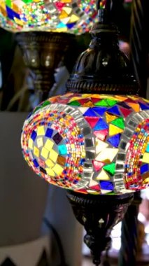 Türkiye 'nin İstanbul kentindeki Grand Bazaar' da satılık Türk dekoratif lambaları. Yüksek kalite fotoğraf