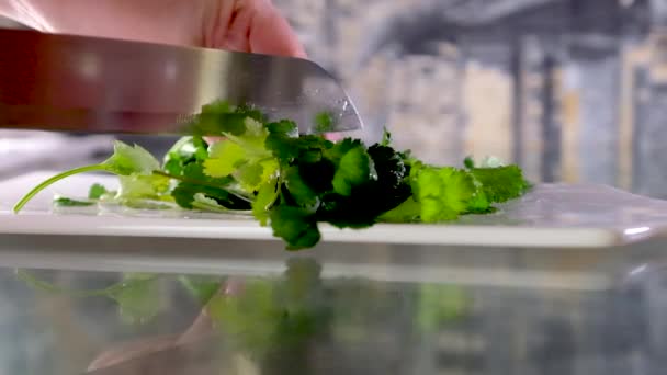 Cortar Verduras Verdes Con Cuchillo Acero Inoxidable Imágenes Fullhd Alta — Vídeos de Stock