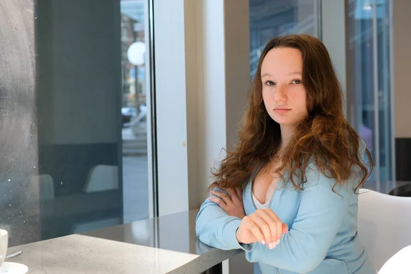 Kollarını Kavuşturup Kameraya Bakan Genç Bir Kadının Portresi Yaratıcı Ofiste — Stok fotoğraf
