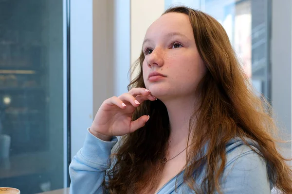 Jeune Femme Déprimée Près Fenêtre Maison Gros Plan Photo Haute — Photo