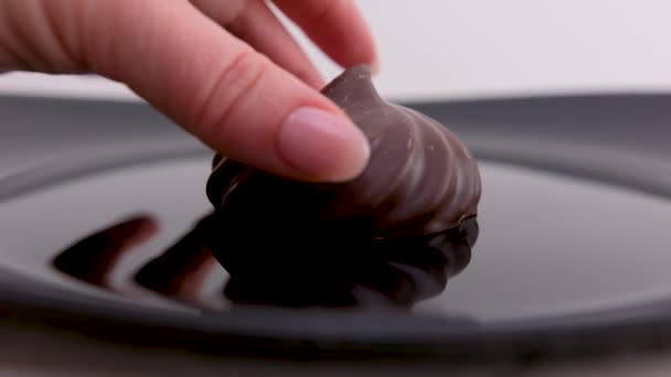 美味可口的黑盘子巧克力甜点棉花糖女人手拿着自家自制的午餐美味餐厅服务反射特写广告糖果师课程生活很好 — 图库视频影像
