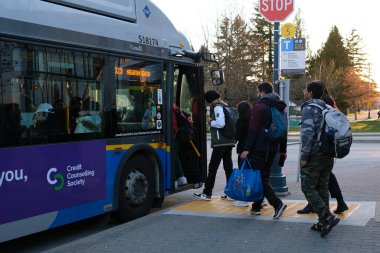 Vancouver, Kanada 2023 İnsanlar Vancouver şehir merkezindeki Batı Georgia Caddesi 'nde Translink otobüsüne binmek için sıraya giriyorlar. Yüksek kalite fotoğraf