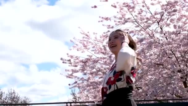 Piękna Azjatycka Kobieta Śmiech Rzucając Jej Włosy Wietrze Tle Wiśni — Wideo stockowe