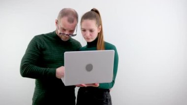 Profesyonel öğretmen, yönetici ya da akıl hocası Latin öğrenciye, yeni çalışana, stajyere yardım ediyor, internetteki işi bilgisayarla açıklıyor, konuşuyor, ofiste takım çalışması yapıyor. Yüksek kalite