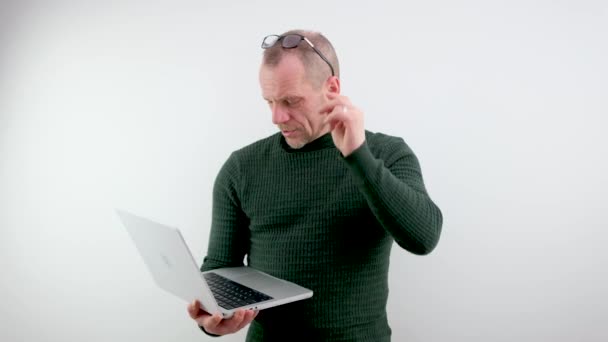 Ενήλικος Άνδρας Σήκωσε Γυαλιά Κοιτάζει Φορητό Υπολογιστή Κρατά Στα Χέρια — Αρχείο Βίντεο
