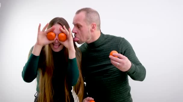 男人鬼鬼祟祟的 像个舔动物的女人 嘴里衔着舌头 在摄像机前伸出舌头 向眼睛展示橘子爱的关系奇怪的相互理解 — 图库视频影像