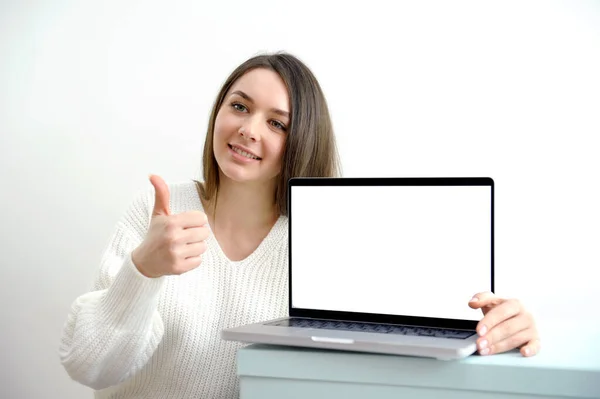 有手提电脑的女人竖起大拇指 高质量的照片 — 图库照片