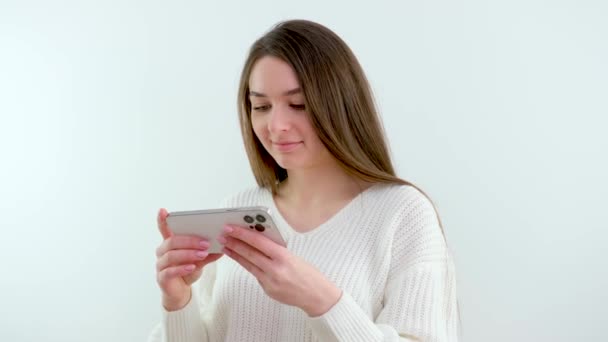 Krásná Mladá Dívka Drží Telefon Svých Rukou Horizontálně Jemná Manikúra — Stock video