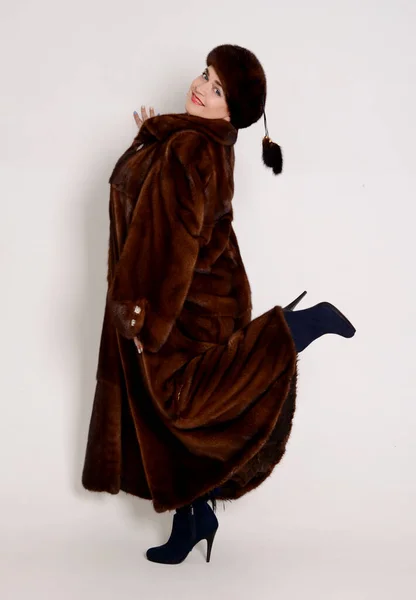 Stüdyoda poz veren lüks kürklü güzel bir kadın. Lüks, zengin yaşam tarzı. Moda fotoğrafı. - Evet. Yüksek kalite fotoğraf