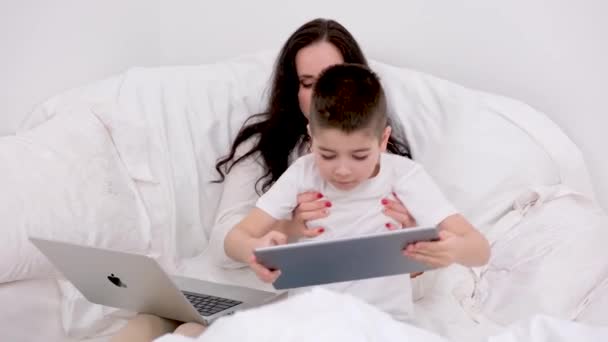 Hermosa Madre Sonriente Hijo Jugando Con Tableta Digital Acostado Cama — Vídeo de stock
