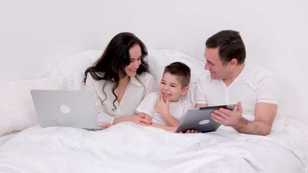 Erkek Kadın Çocuk Tatilde Yatakta Birlikte Vakit Geçirir Keyfine Bak — Stok video