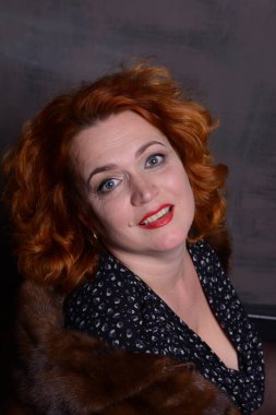 Genç kız otur ve kameraya bak. Yüksek kalite fotoğraf