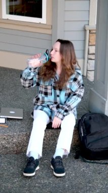 İçgörü patlaması. Meşgul genç bir kadın, ara vermek için işyerinden kalkıyor. Su aniden kağıt dökümanlarında kritik bir hata görüyor. Rapor taslağı ve düzeltmeler eklemek için bilgisayara geri dönüyor..