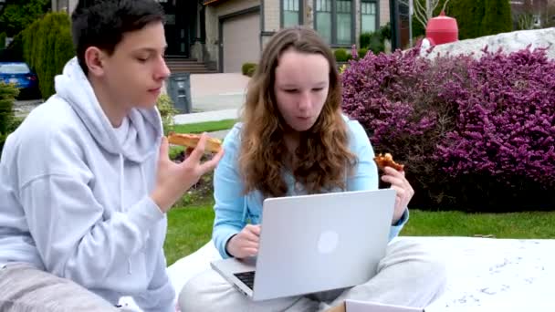 Adolescent Garçon Fille Parler Manger Pizza Assis Dans Nature Près — Video