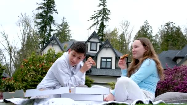 Έφηβος Αγόρι Και Κορίτσι Μιλάμε Τρώει Πίτσα Κάθεται Στη Φύση — Αρχείο Βίντεο