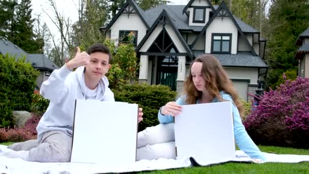 Αγόρι Έφηβα Κορίτσια Κάθονται Πίτσα Κουτί Χώρο Για Διαφήμιση Κειμένου — Αρχείο Βίντεο