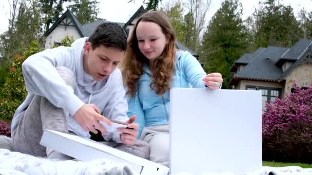 Les Adolescents Jurant Résoudre Problème Mauvaise Date Pique Nique Gars — Video