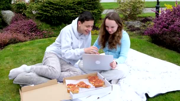 Estudantes Americanos Sentar Cobertor Branco Grama Piquenique Pizza Sentar Laptop — Vídeo de Stock